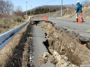 数メートルにわたり崩壊した道路