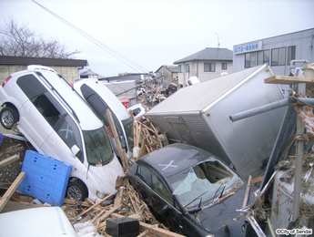 津波に押し流された車両やがれき等